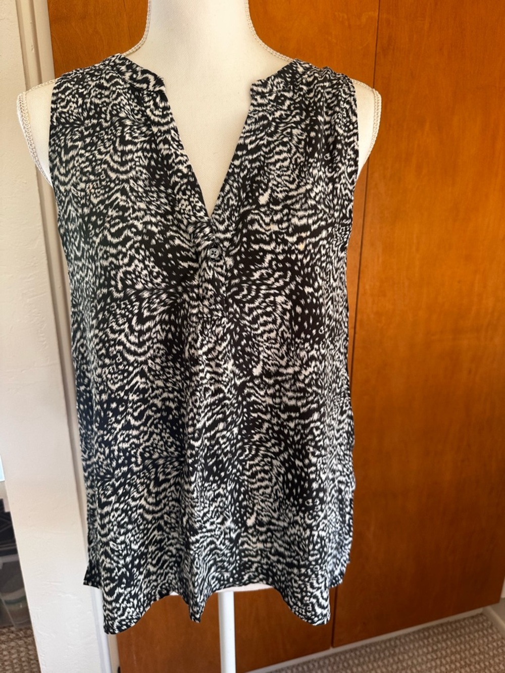 Joie Black & White Silk Sleeveless V-Neck Printed Blouse